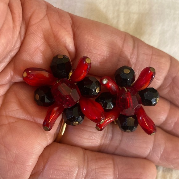 Hattie‎ Carnegie Vintage Red & Black Lucite Beads Cluster Clip on Earrings - Picture 5 of 6